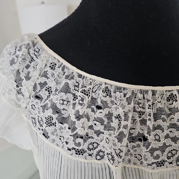 Elegant White Lace Night Gown - Picture 5 of 13